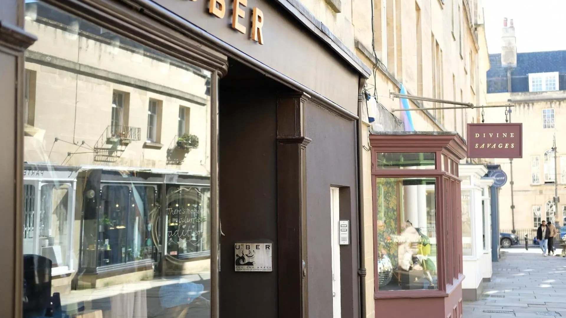 Spacious City Centre Apartment Bath