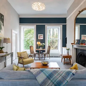 Spacious, Light-filled Period Bath